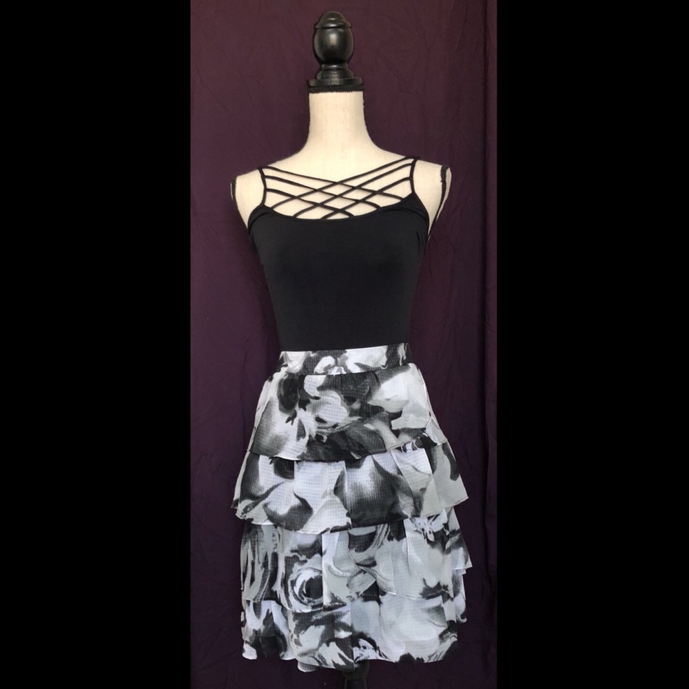 ✌🏼New York & Company Ruffle Skirt